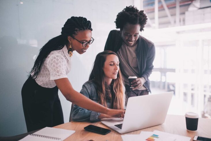 três jovens a trabalhar num escritório