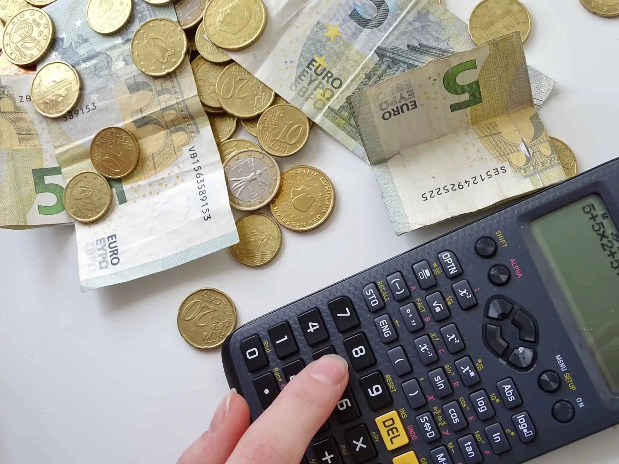 Dívidas: o que acontece após a morte? calculadora e dinheiro