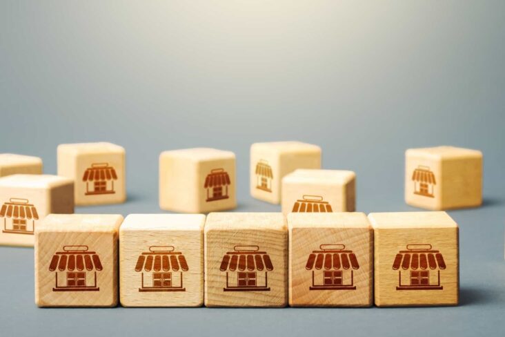 pequenos cubos de madeira com o desenho de uma loja