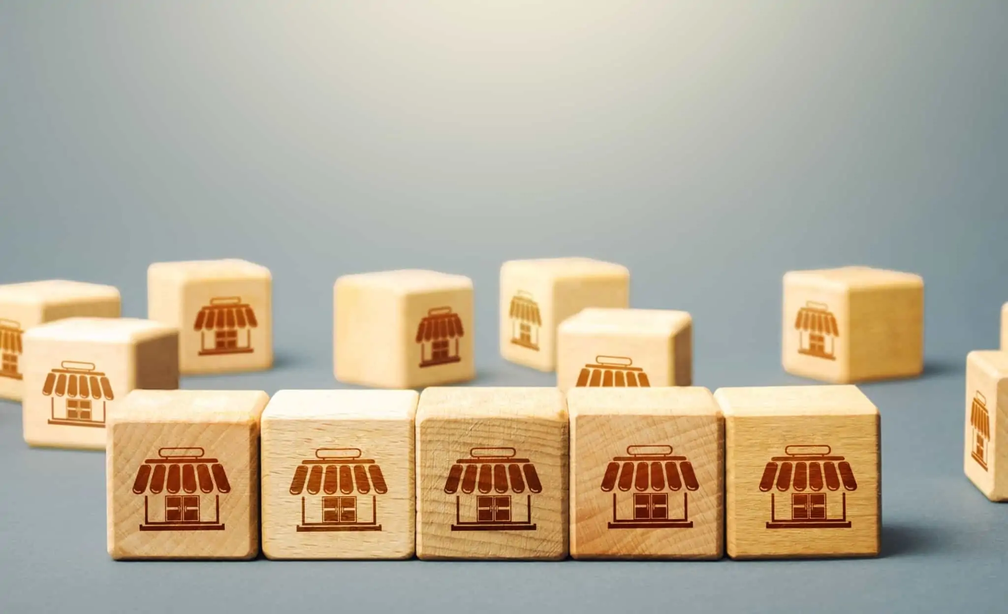 O que é o franchising e como abrir um em Portugal pequenos cubos de madeira com o desenho de uma loja