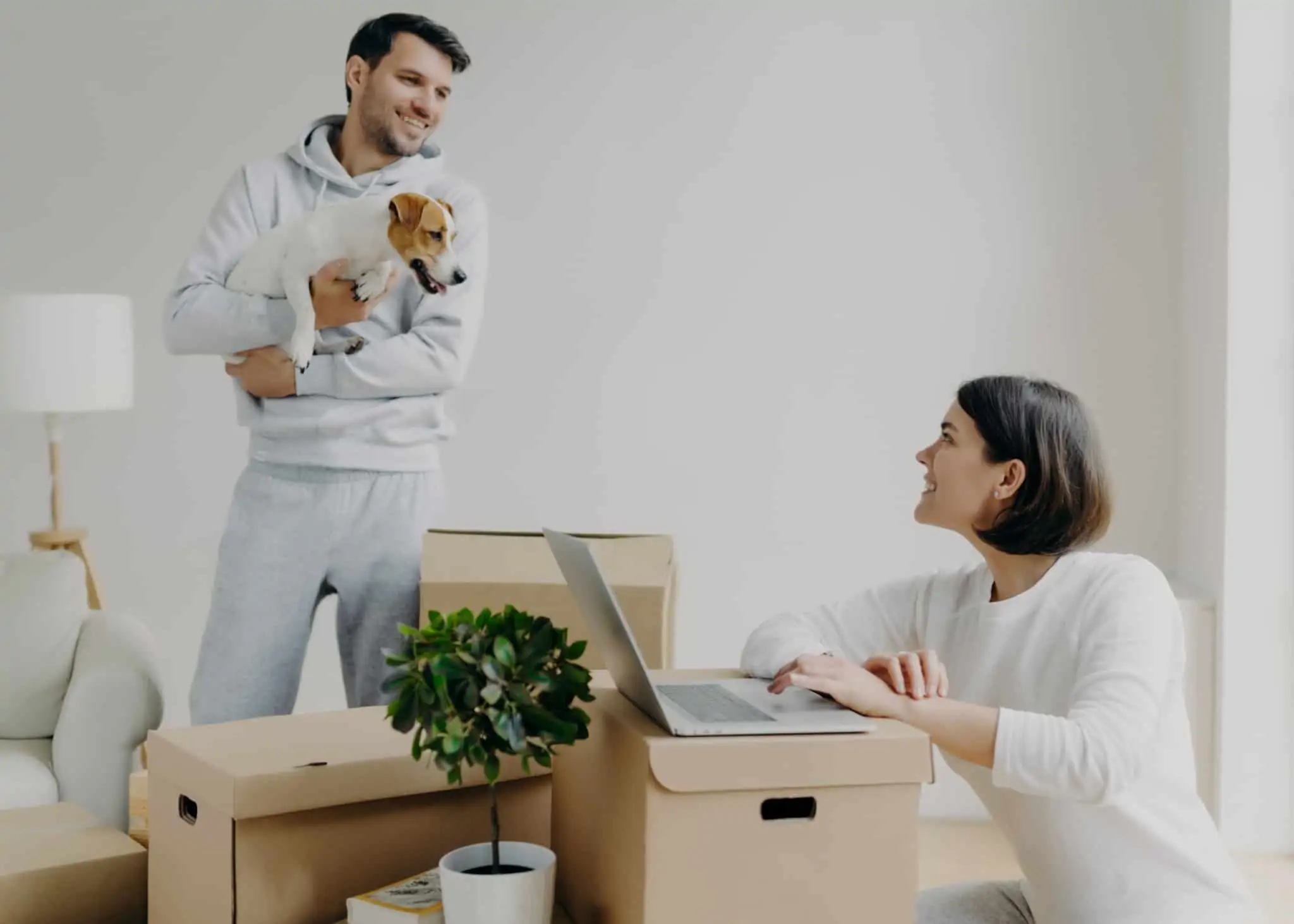 Comprei uma casa, tenho de declará-la no IRS? casal na mudança para a casa nova