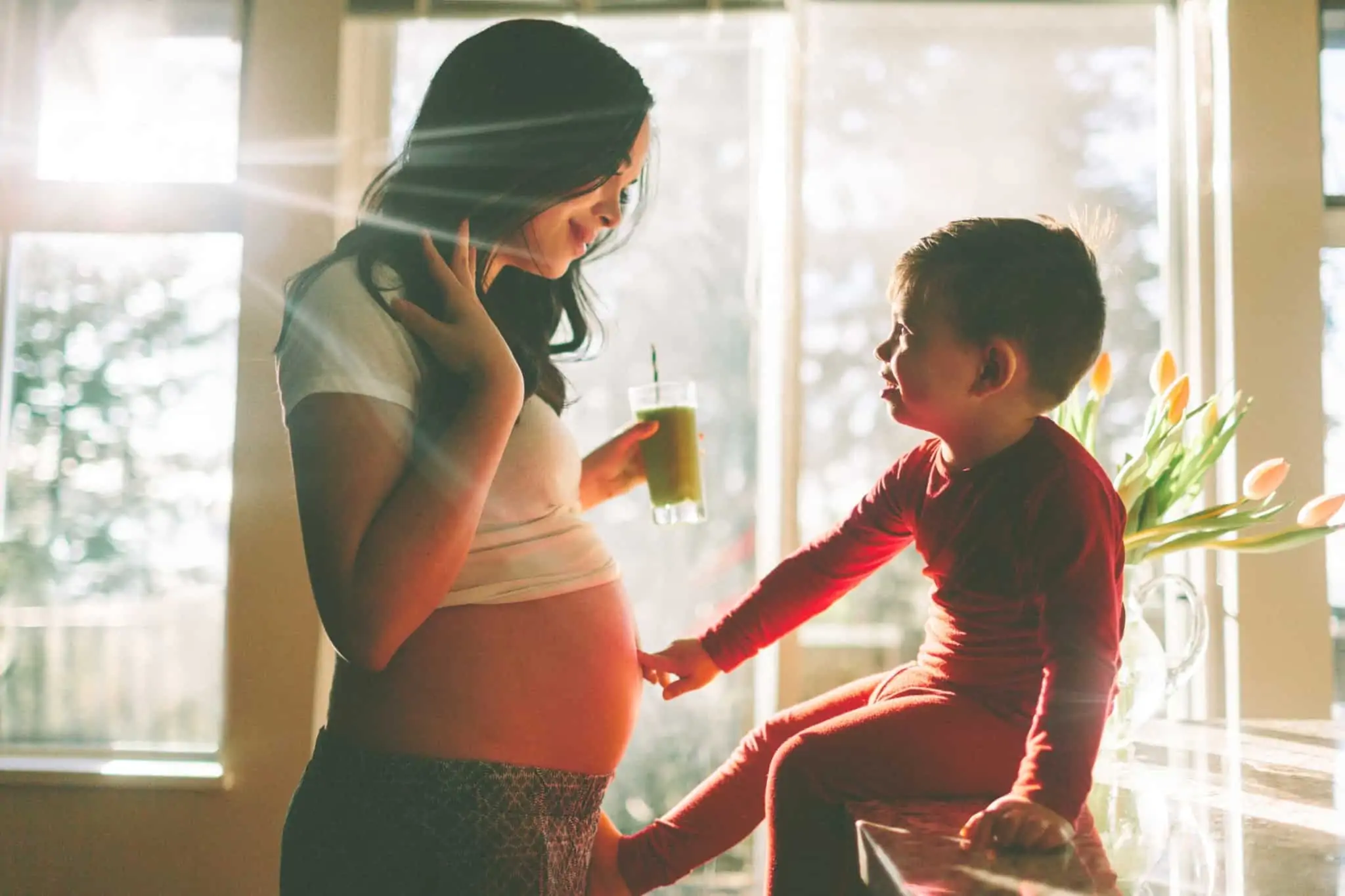 criança e mãe grávida