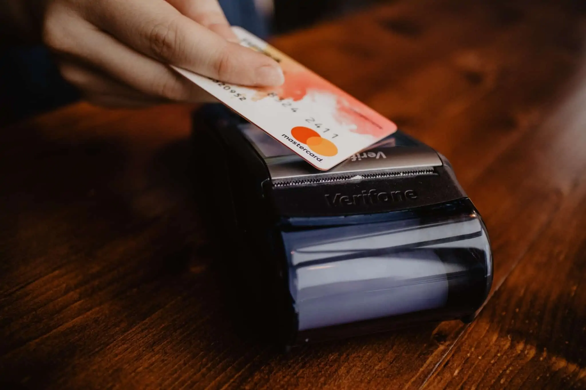Mão com um cartão bancário a falhar no pagamento a ilustrar as contas bancárias congeladas