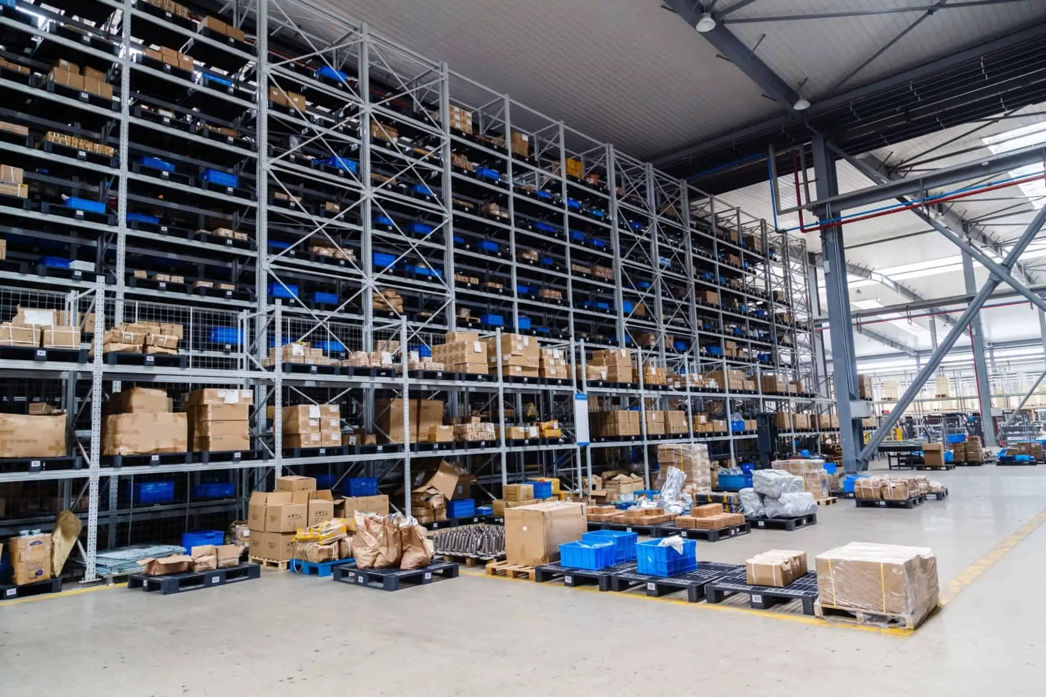 Conheça as novas regras para enviar encomendas internacionais armazém onde estão guardadas várias encomendas para serem distribuídas