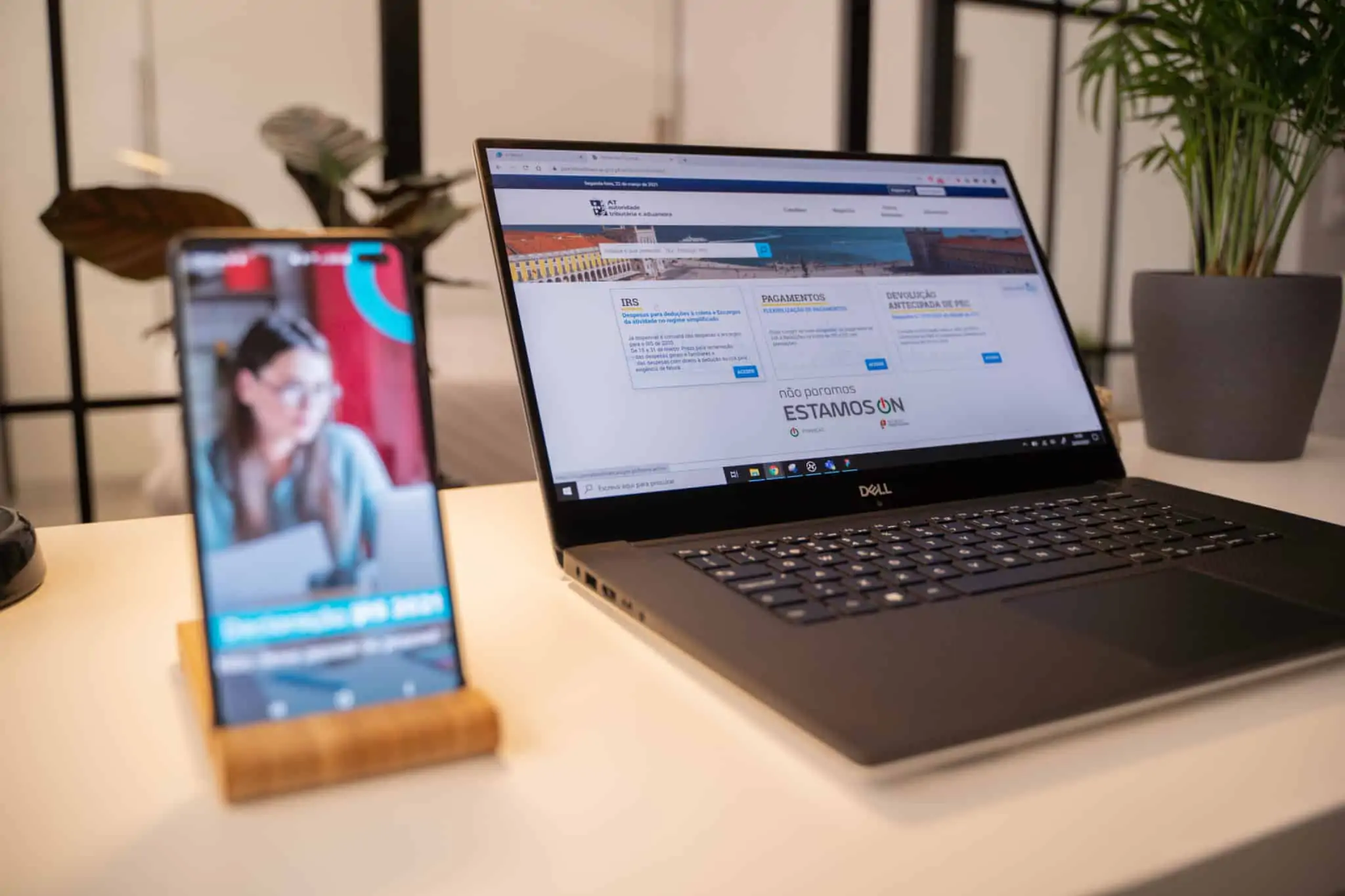 Como declaro rendimentos pagos a partir de outros países? computador com a página do Portal das Finanças aberto para a entrega da declaração de IRS