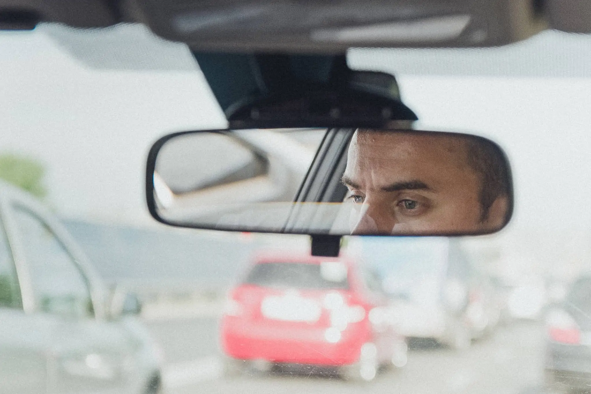 Reflexo da cara de um condutor de carro no espelho refletor