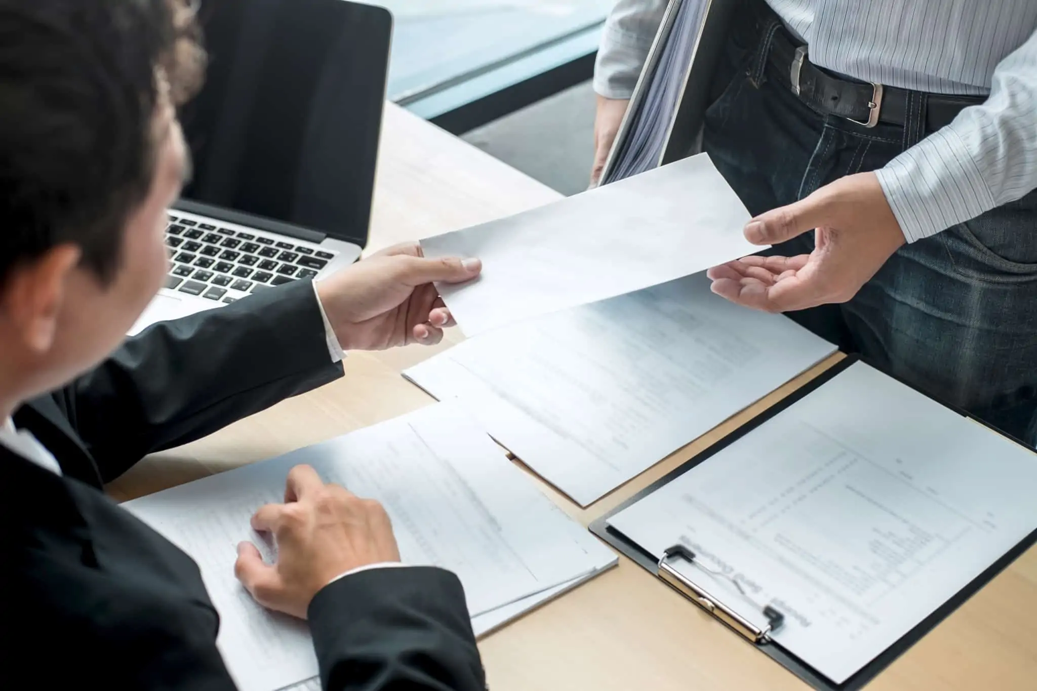 Como posso rescindir um contrato de prestação de serviços? empregador a receber uma carta do colaborador