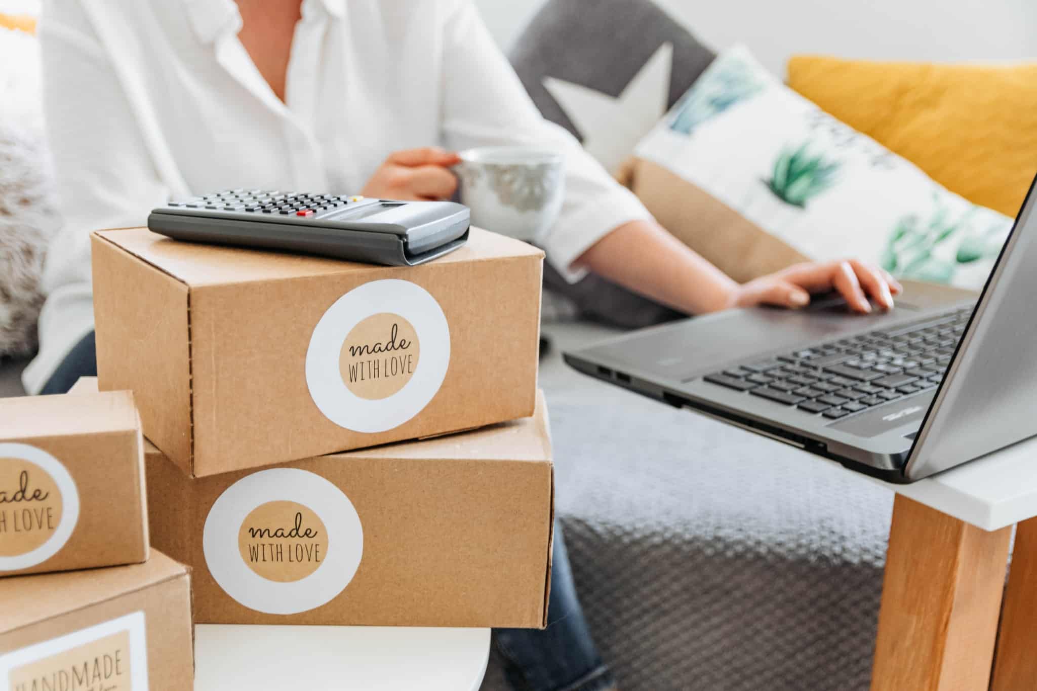 7 apoios ao empreendedorismo jovem empreendedora a tratar de pedidos