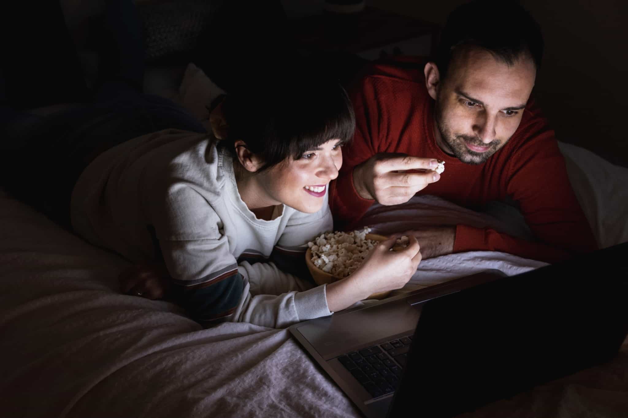 8 filmes para aprender mais sobre investimentos casal jovem a ver um filme