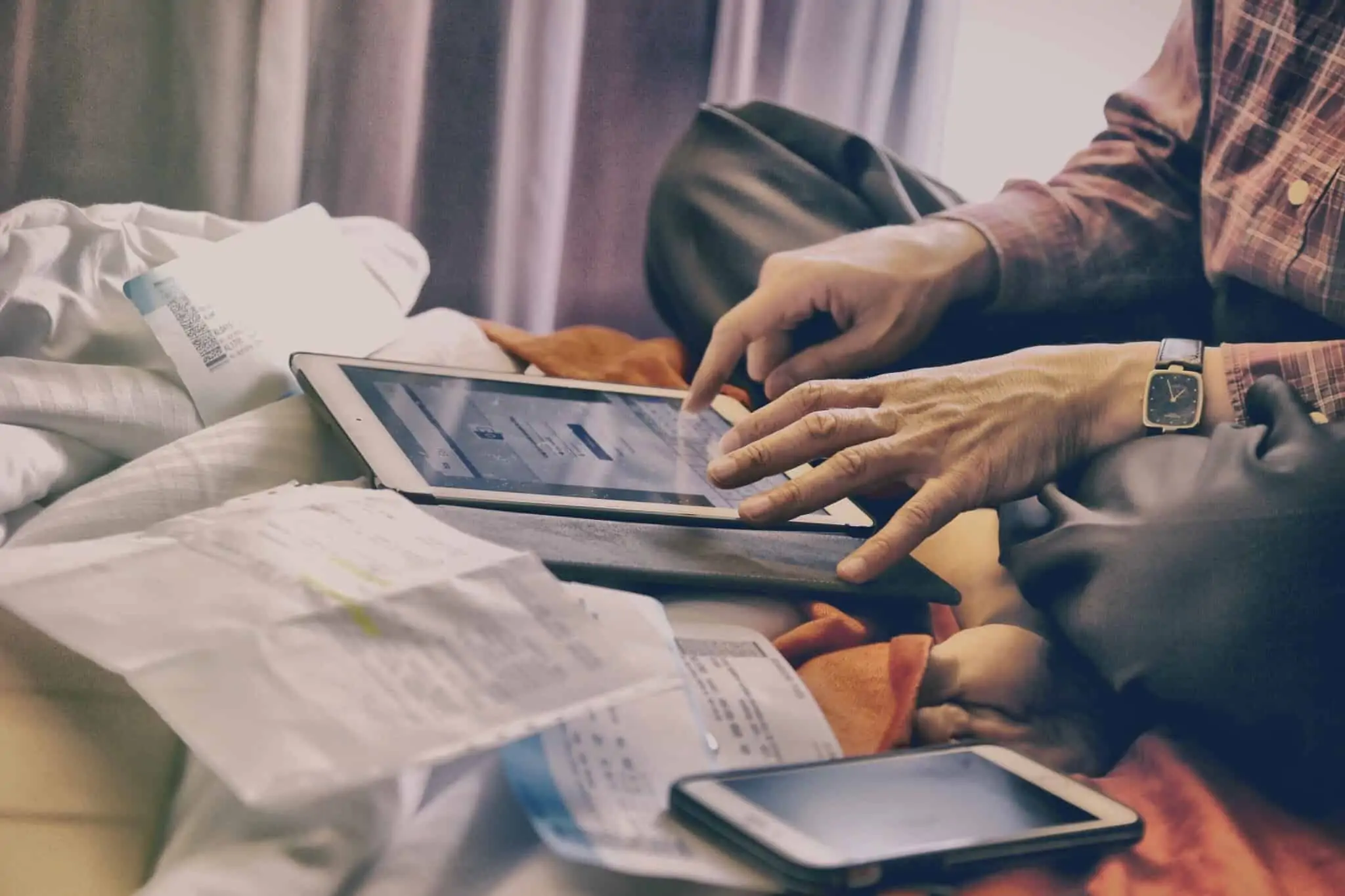 Redução da taxa de Segurança Social de trabalhadores independentes Homem consulta informação no seu tablet