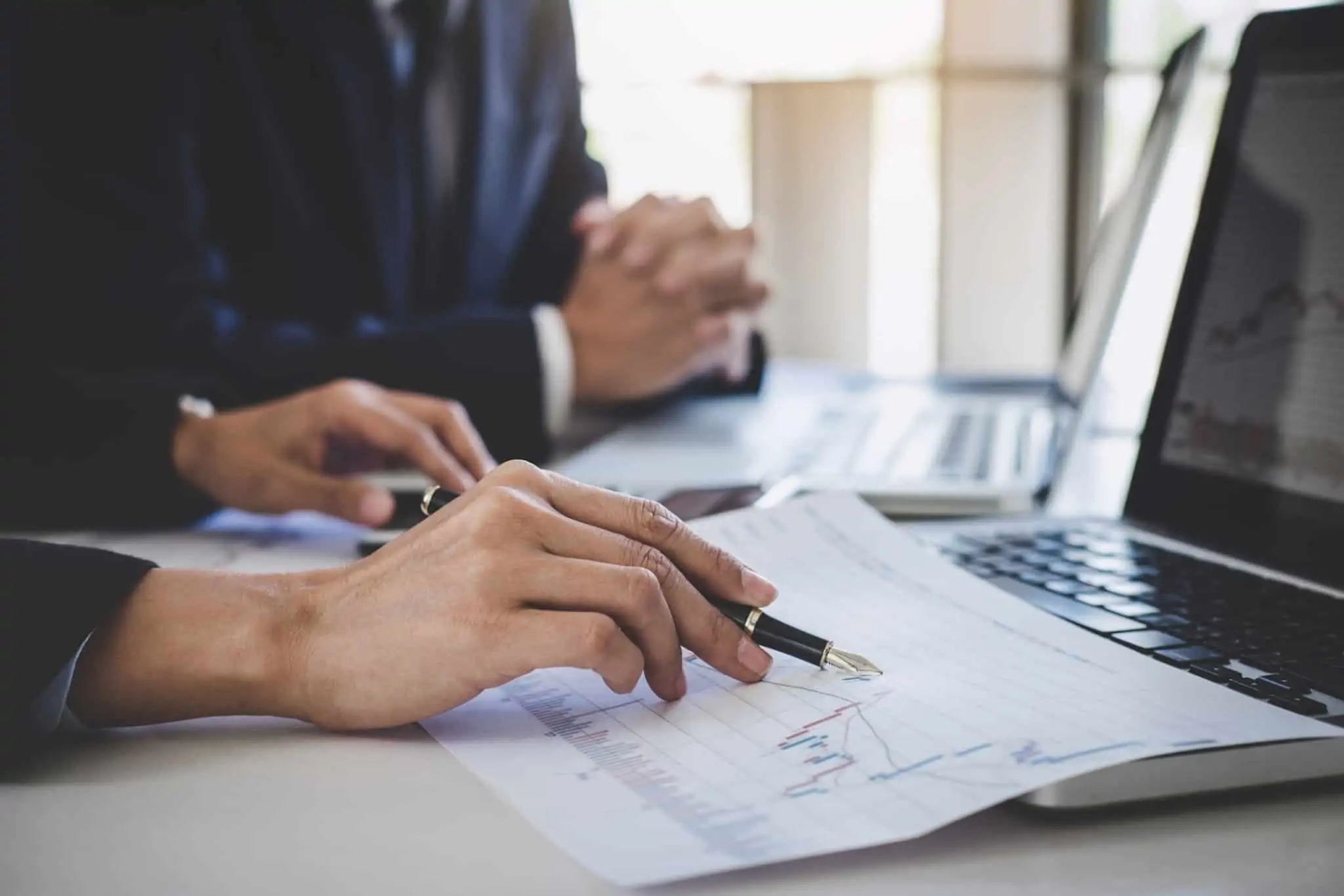 Fundos de investimento: Conheça alguns conceitos antes de investir casal confirma evolução de uns investimentos através do computador