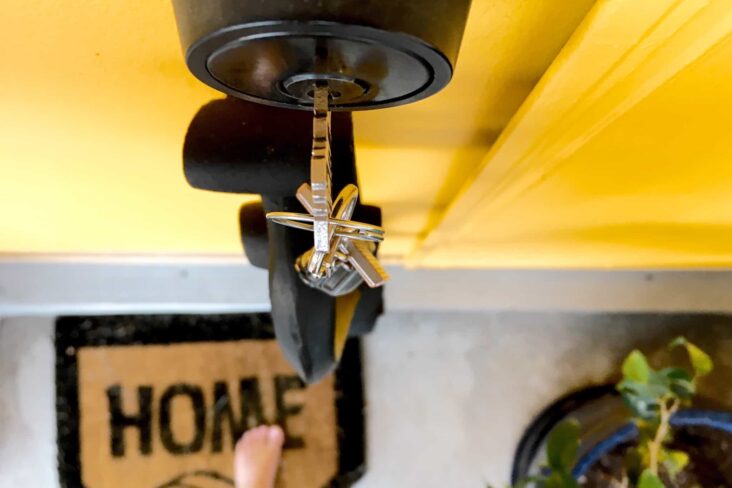 Chave numa fechadura de uma porta de casa amarela