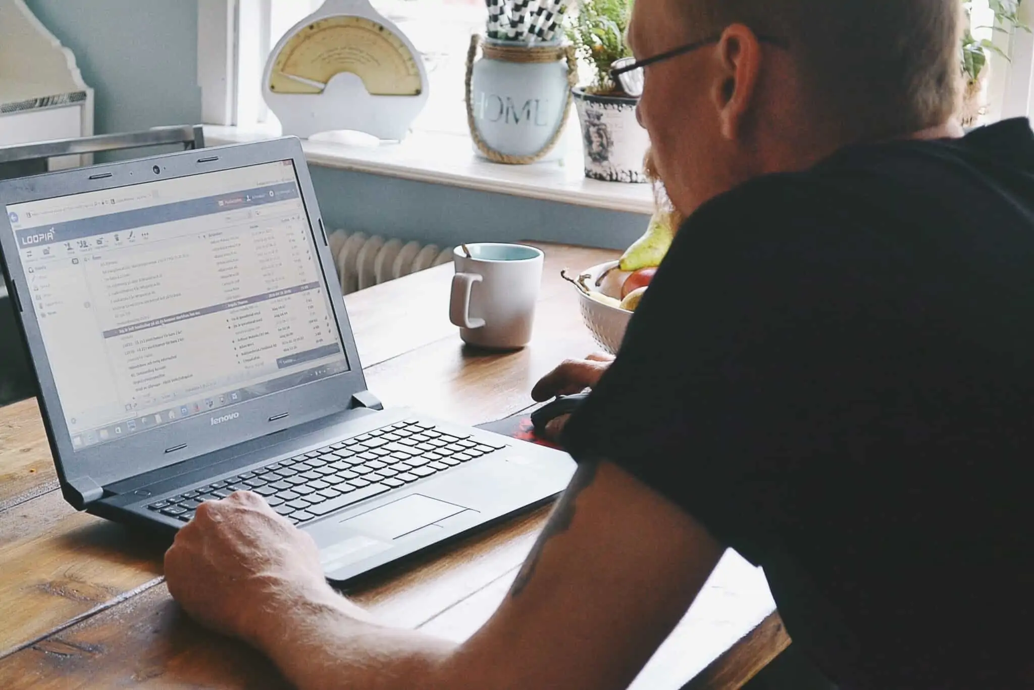 Como escolher entre duas propostas de trabalho homem analisa documentos no seu computador