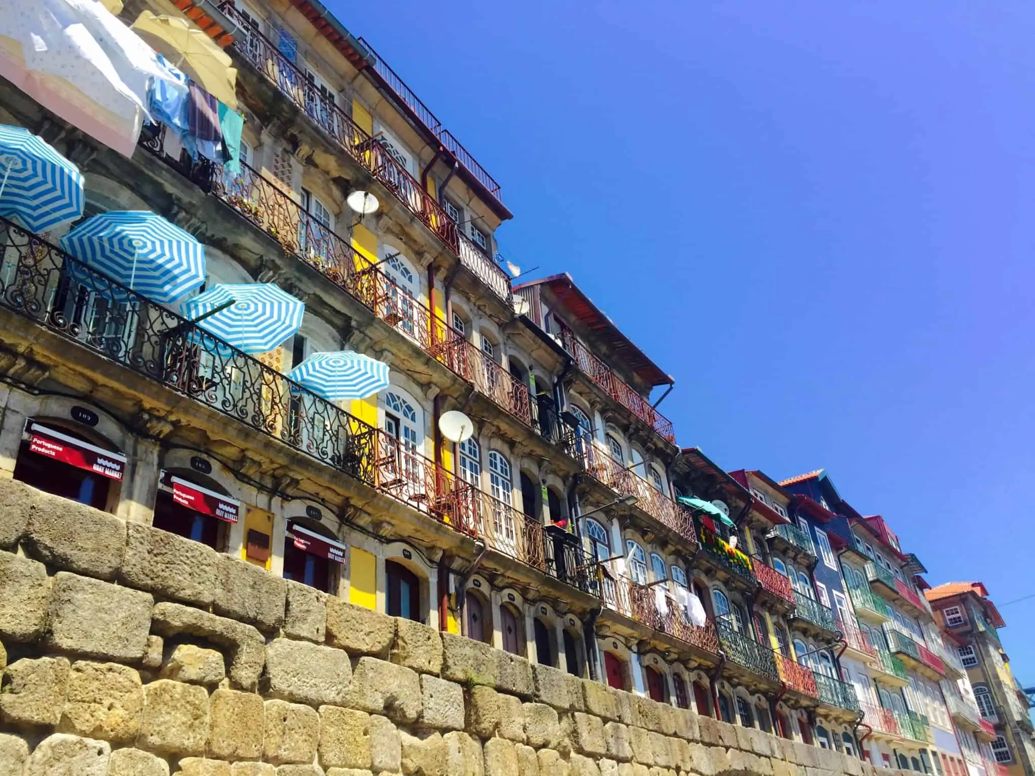 O que é o Valor Patrimonial Tributário? Fachada de casas na zona da Ribeira, no Porto