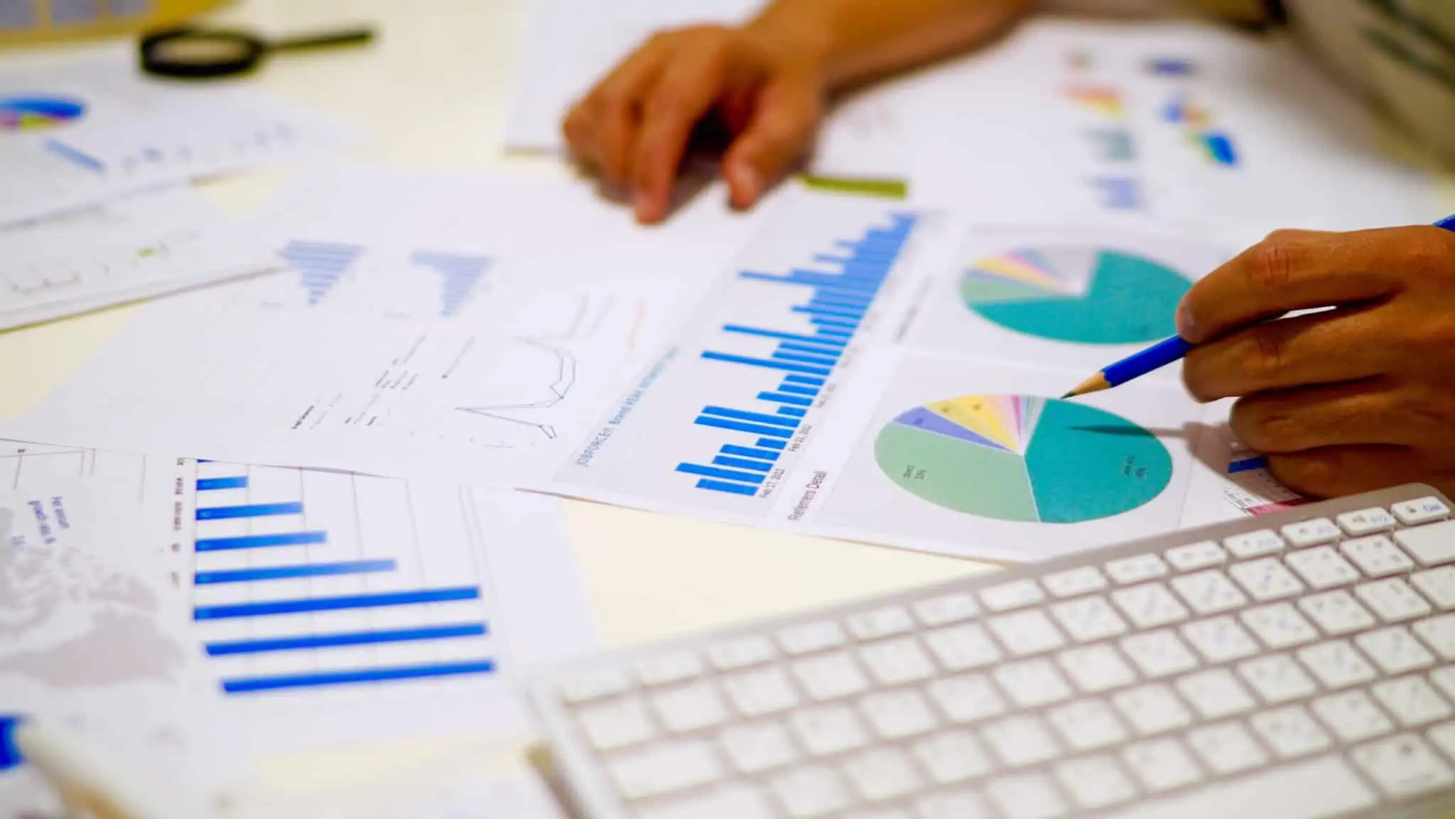 Informação não financeira: sabe o que é? Mulher analisa vários gráficos co informação financeira de uma empresa