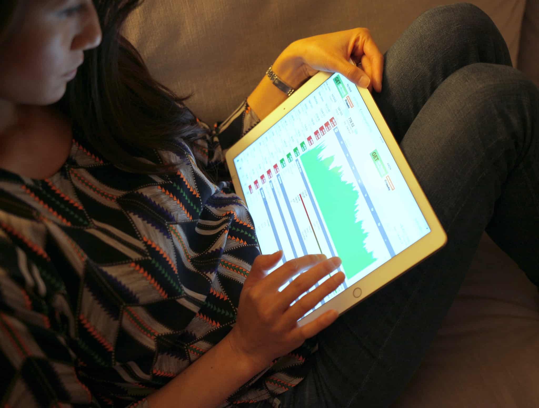 Mulher consulta informação no seutablet