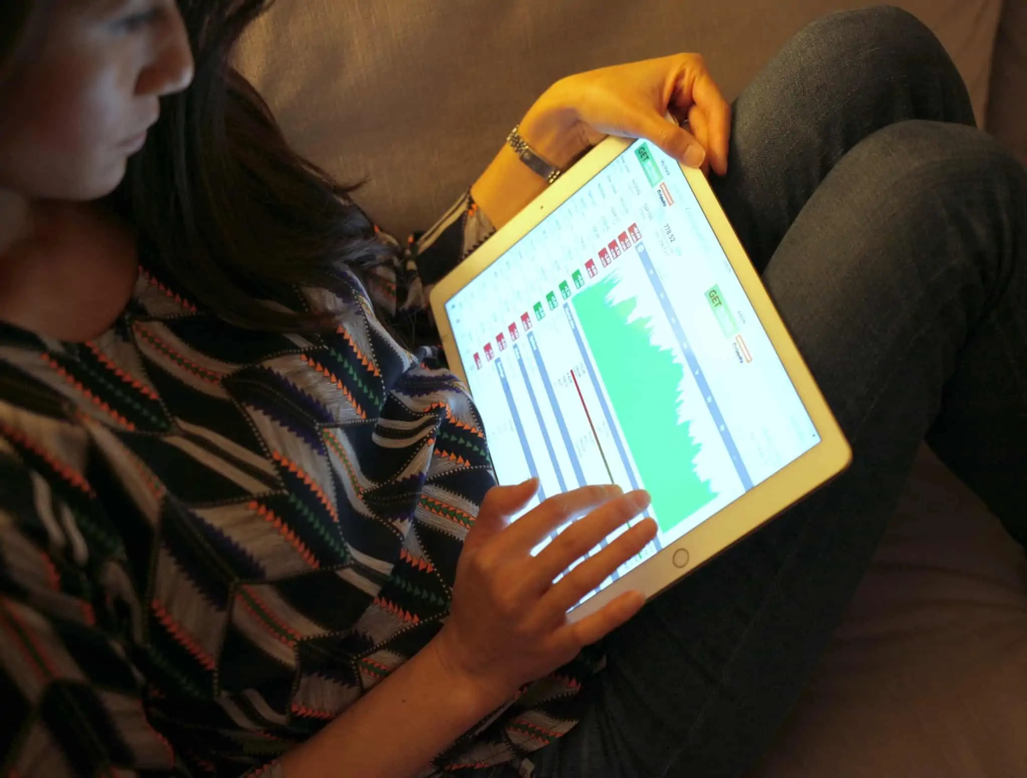 SROI: O que é o retorno social do investimento Mulher consulta informação no seutablet