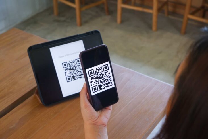 Mulher usa o seu telemóvel para ler um código QR