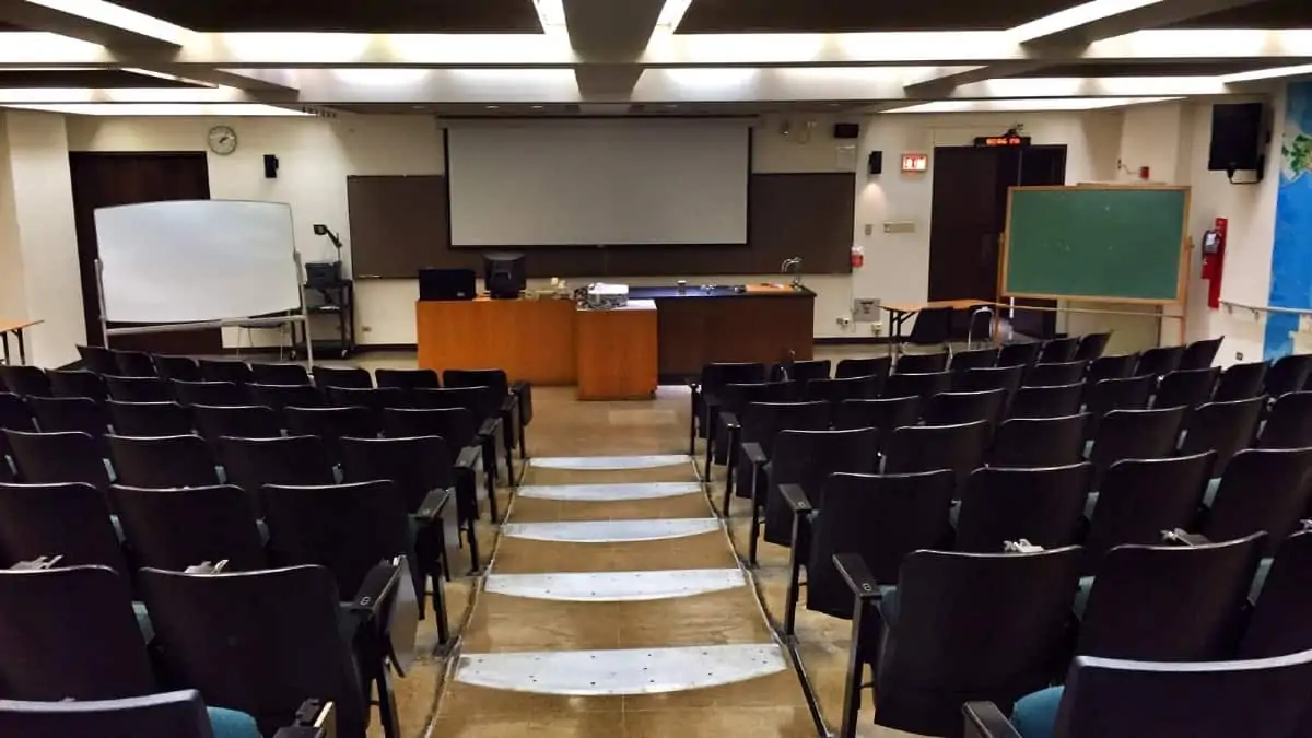 Saiba quais os cursos superiores com maior empregabilidade Sala de aula universidade com cadeiras, mesa professor e quadro