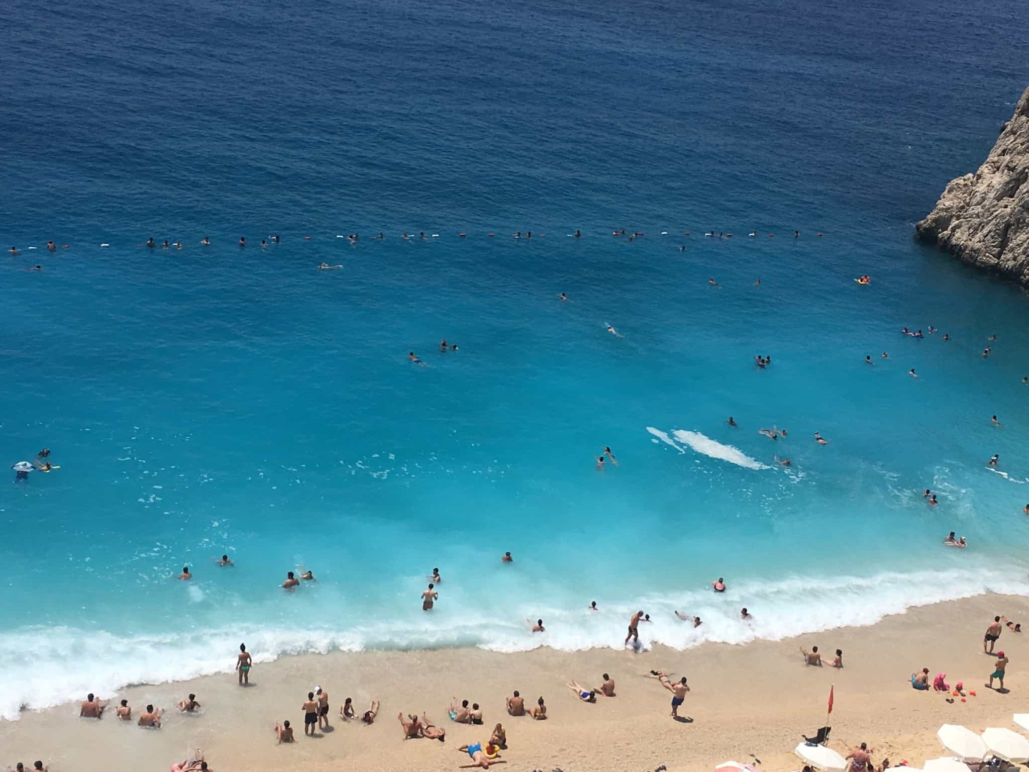 imagem aérea de uma praia de areia branca