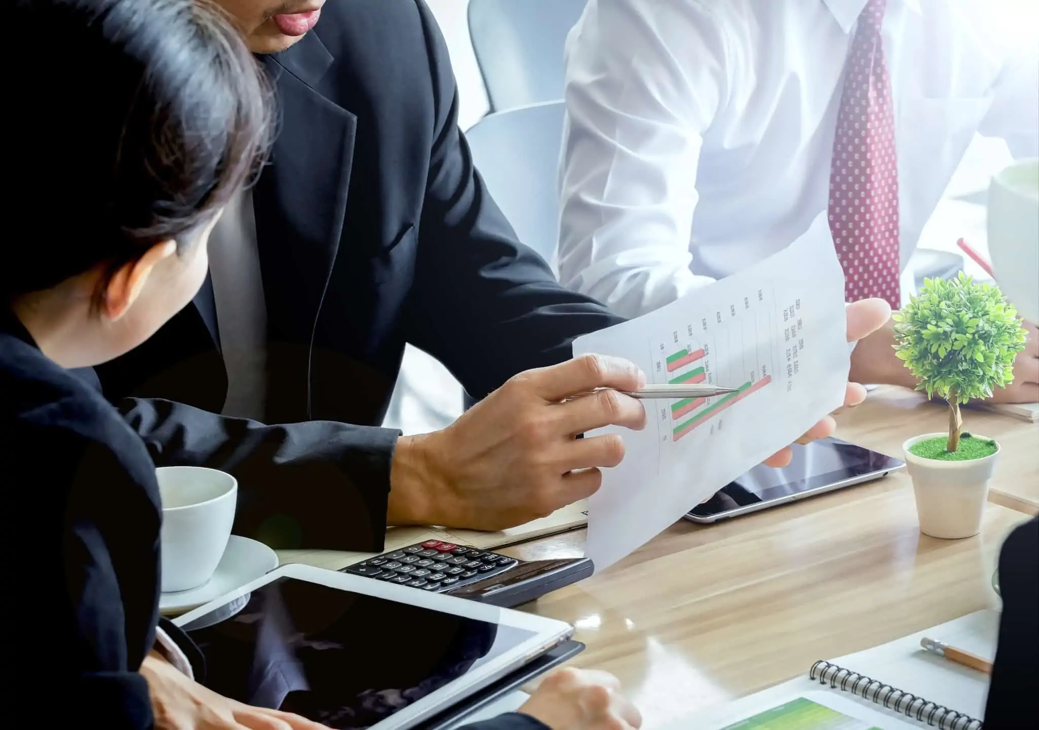 Sociedade em comandita: O que saber Empresário analisa documentos com uma colega