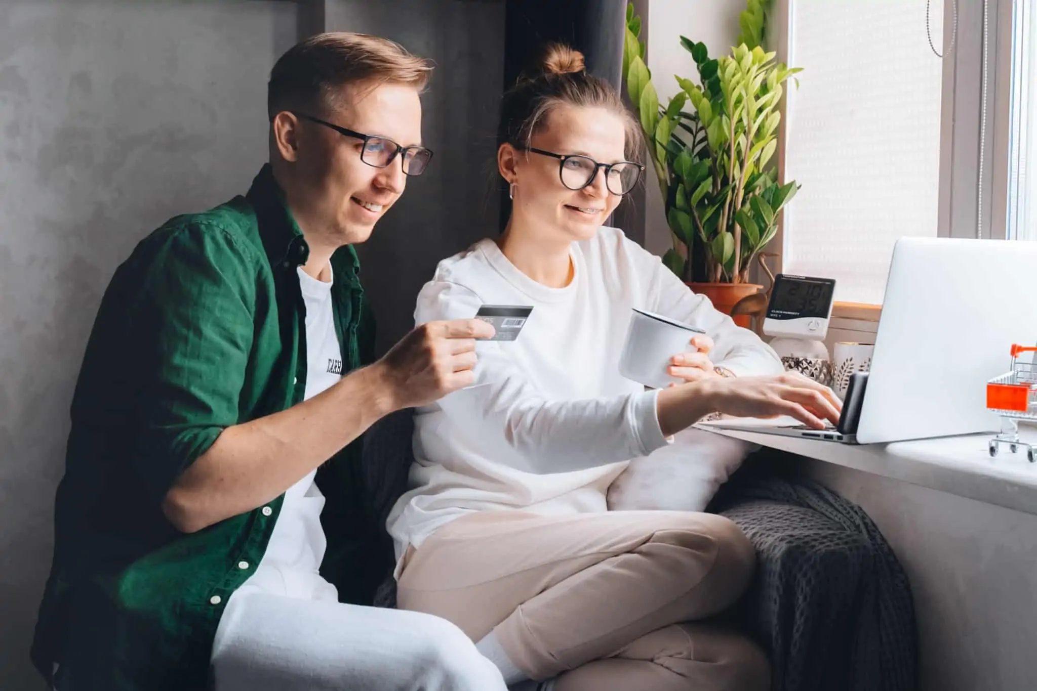 Poupança para jovens: quais as soluções disponíveis? jovens estão a planear poupança consultando oferta online