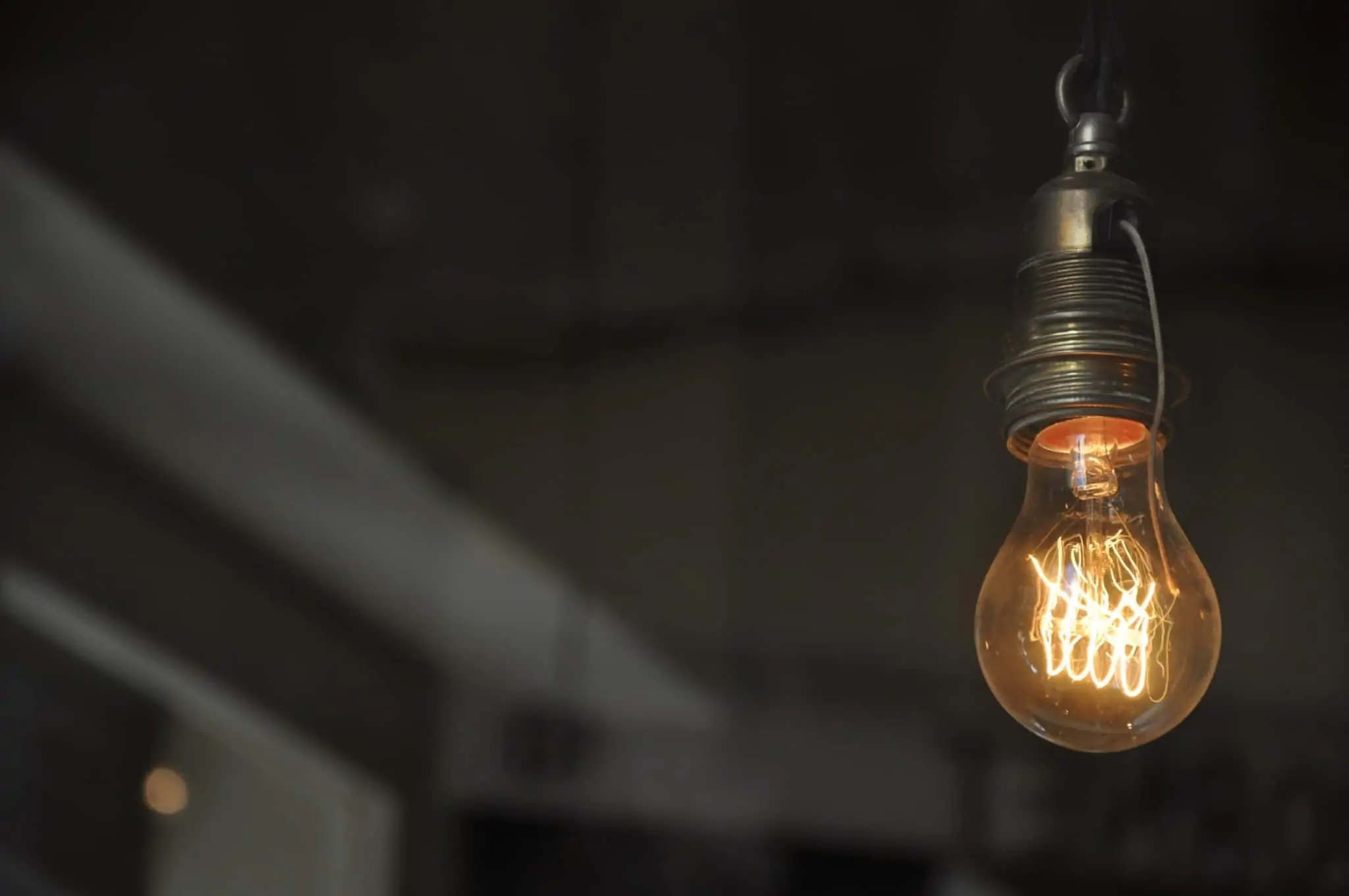 Quer poupar com a energia? Há uma aplicação que faz as contas por si Lâmpada acesa no meio de uma sala escura