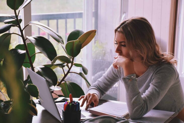 Jovem compõe o seu currículo no computador