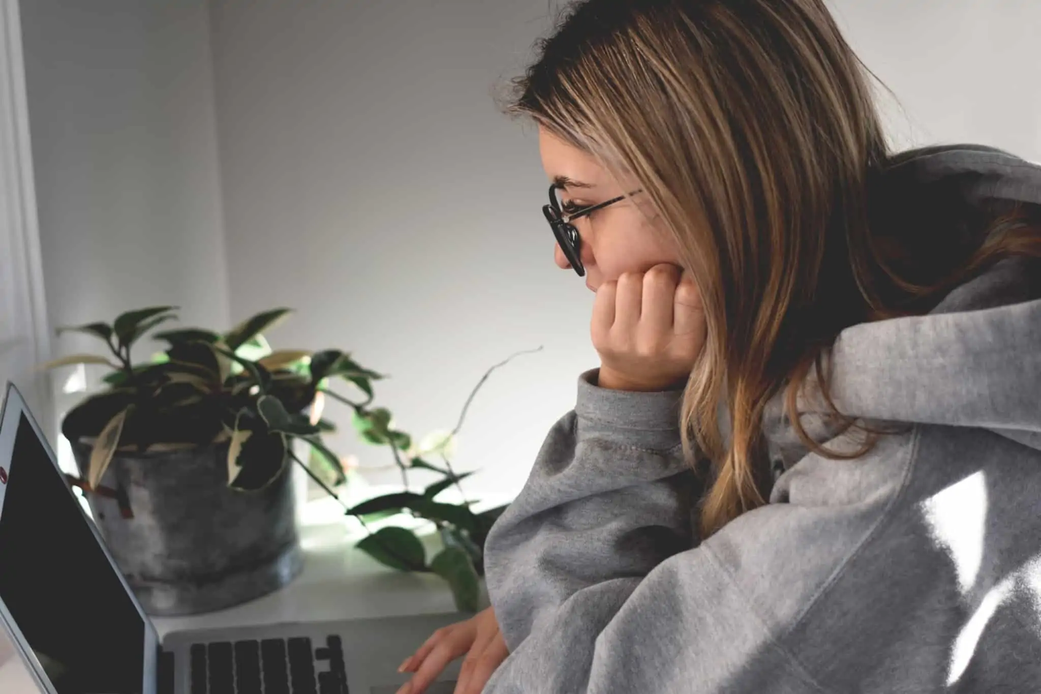 Não sabe o que fazer depois da licenciatura? 7 dicas que o podem ajudar Jovem estudante estuda no seu quarto