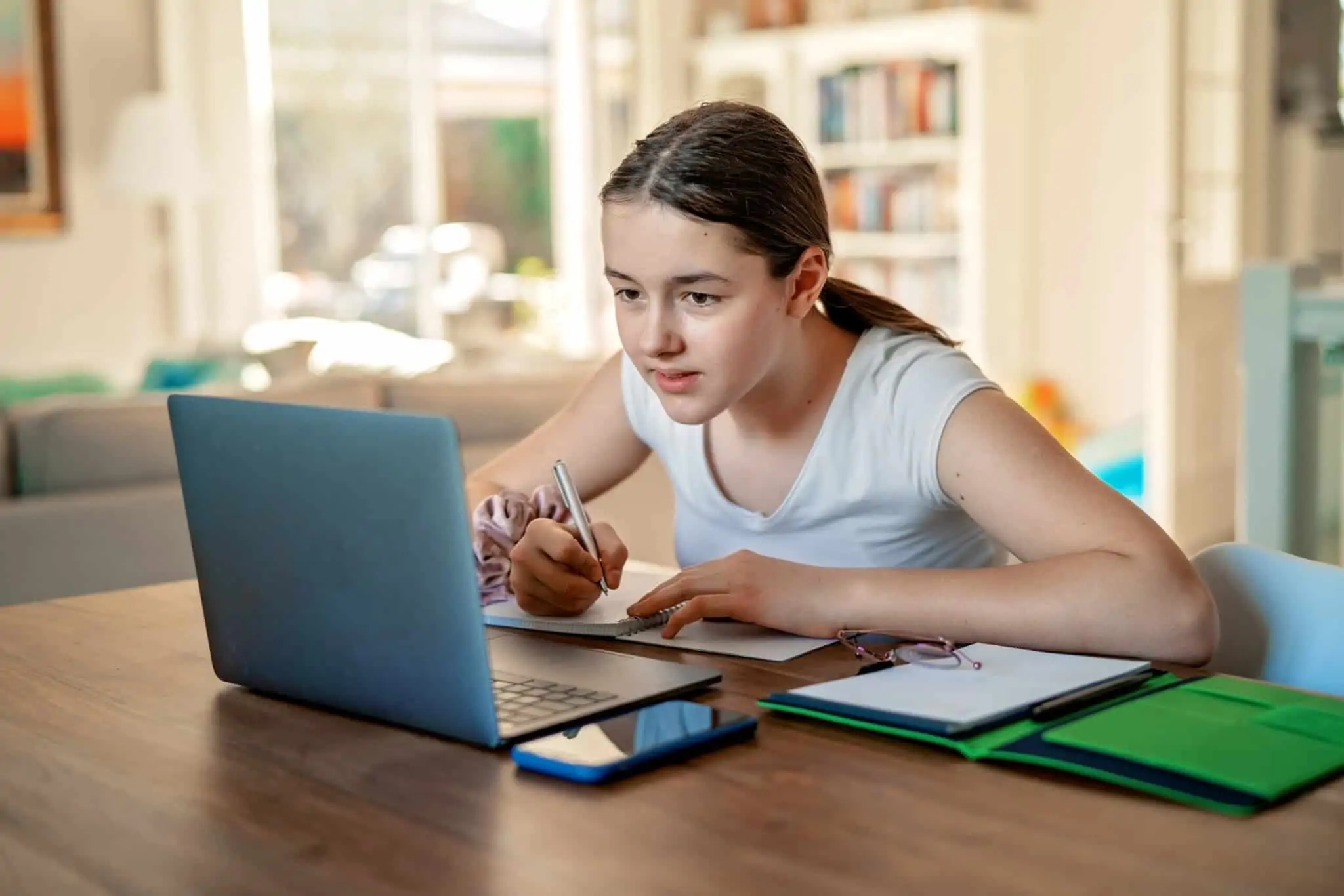 Jovem estuda no computador a ilustrar as deduções com educação no IRS em 2019