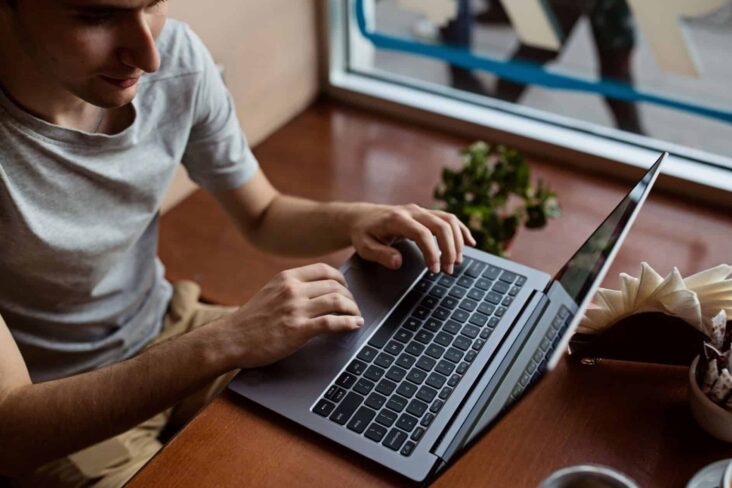 Homem no café a trabalhar no portátil