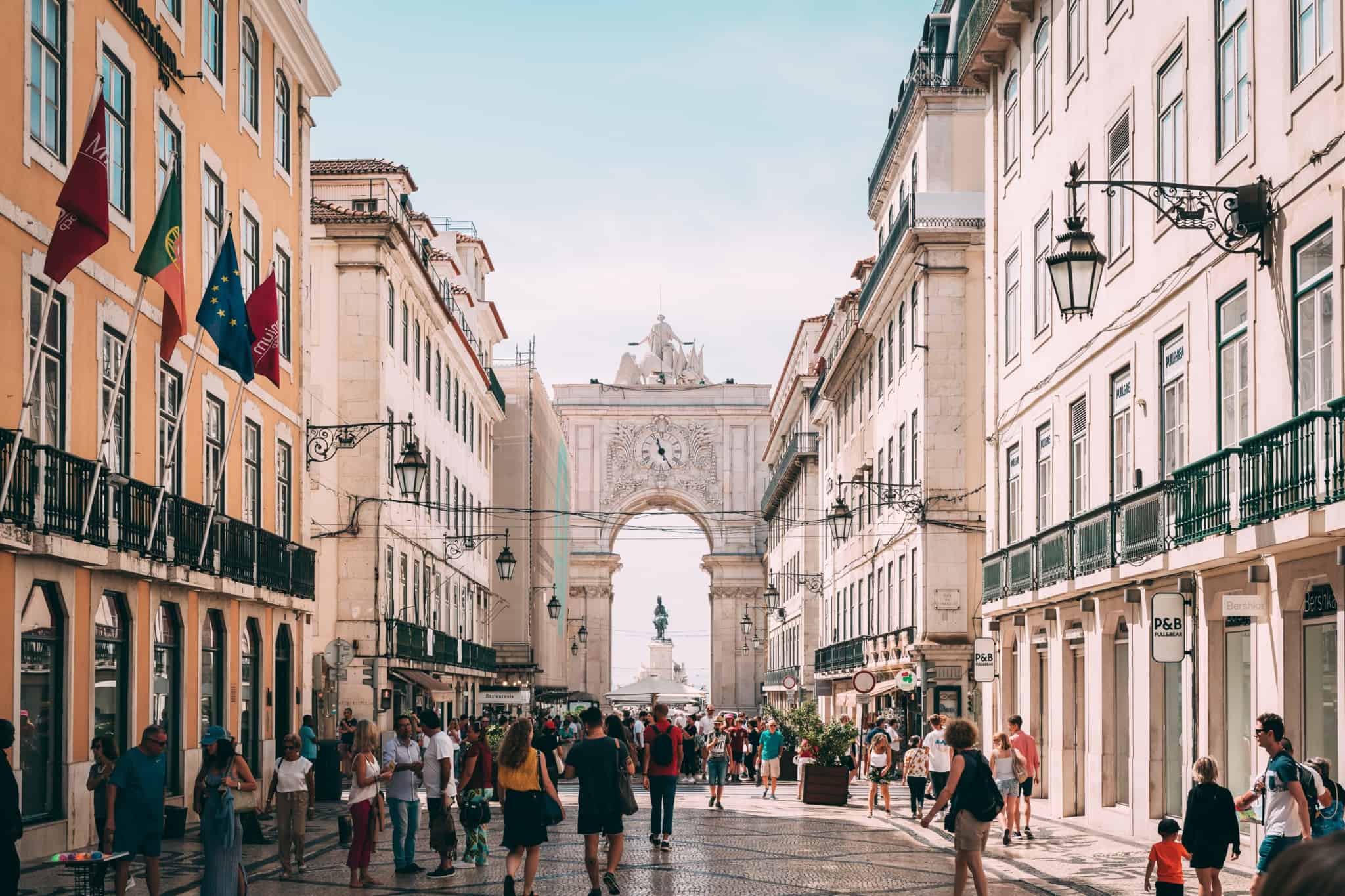 Pessoas a passear na Rua Augusta, em Lisboa, capital de Portugal