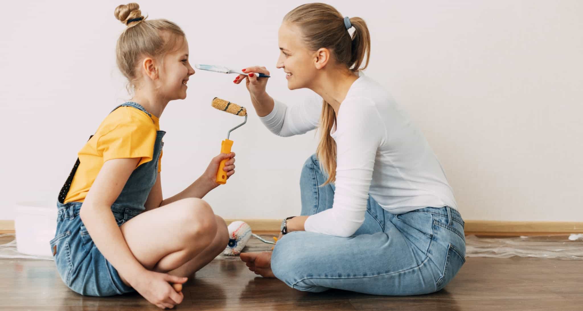 mãe e filha a pintarem a casa