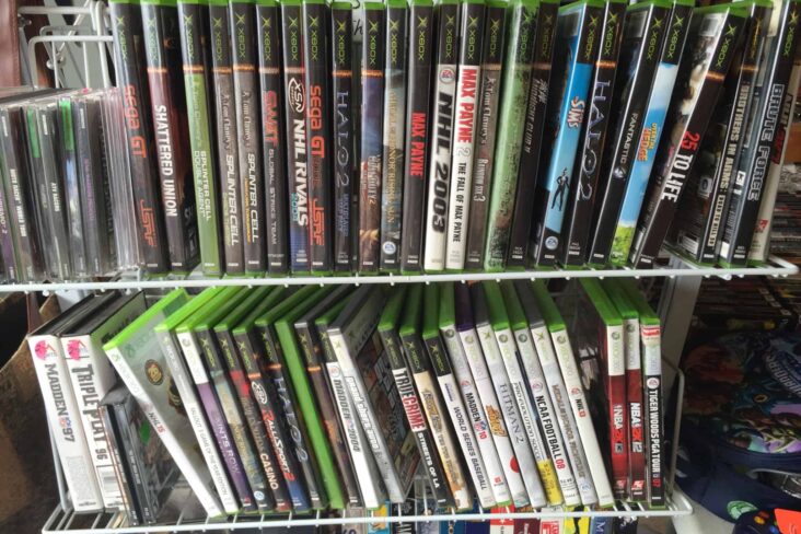 estante com várias prateleiras cheias de videojogos que podem ter uma segunda vida, permitindo destralhar a nossa casa e promover a economia circular
