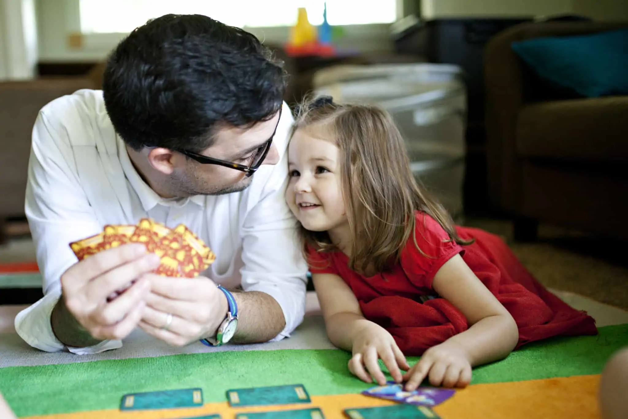 Literacia Financeira Infantil: Aproveitar as férias para ensinar os seus filhos pai e filha a jogar às cartas