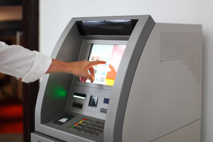 homem levanta dinheiro em ATM ou Multibanco