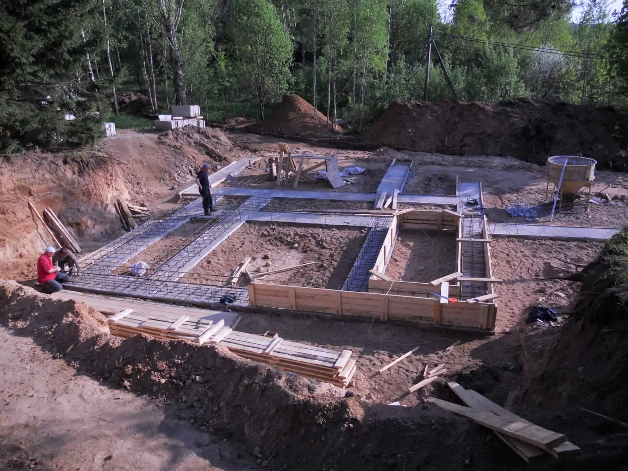 Cuidados a ter quando se compra um terreno para construir casa Terreno onde está a ser construída uma casa. Na imagem veem-se as fundações do edifício