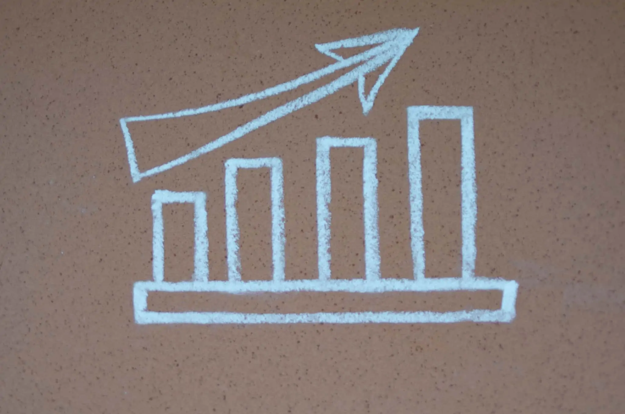 rendimento passivo ilustrado por um gráfico, desenhado a giz , de forma rústica, com 4 barras que vão aumentando de altura, acompanhadas por uma seta a apontar nesse sentido ceescente.