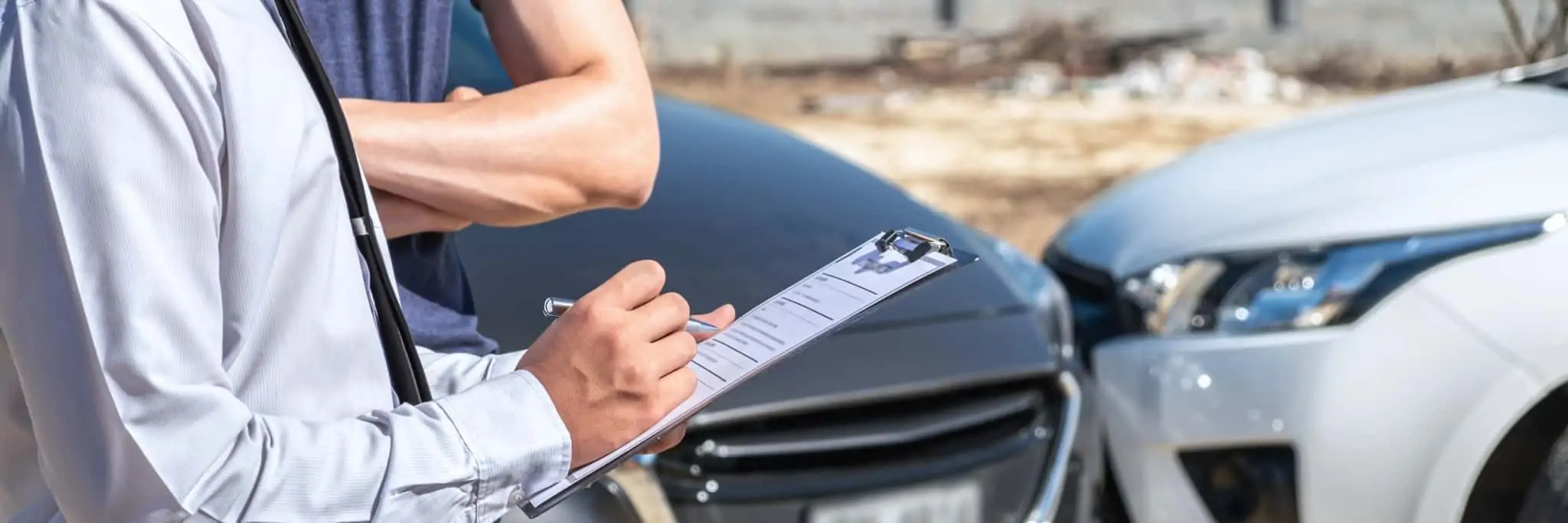 Como escolher o seu seguro automóvel? homem da seguradora e condutor preenchem ficha junto ao veículo acidentado a tratar do seguro automóvel