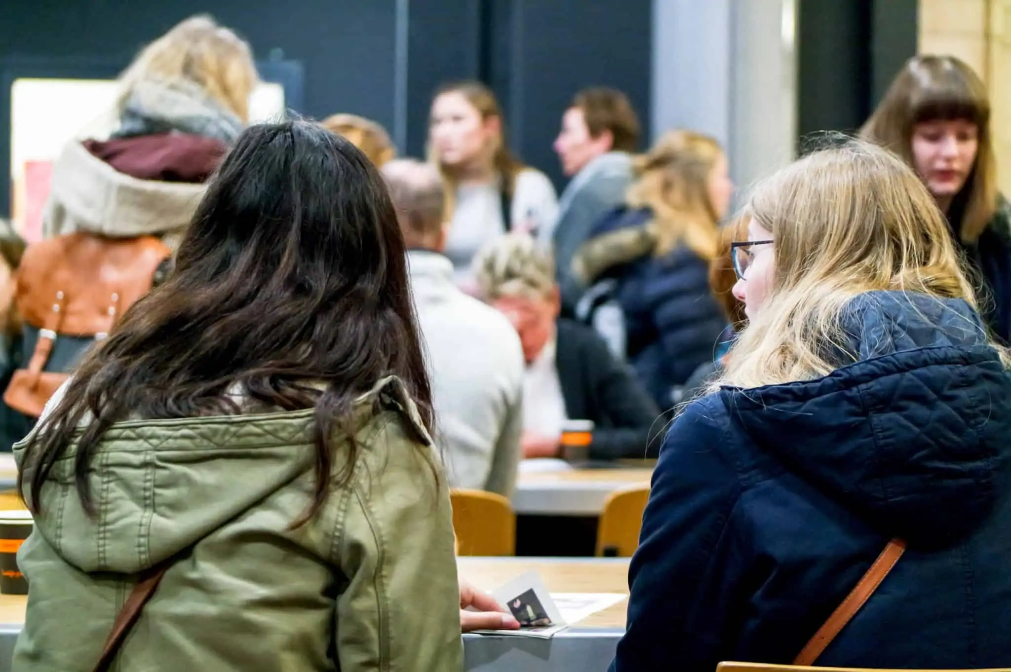 Bolsa de estudo para mestrado: Como candidatar-se ambiente de universidade com um grupo vasto de jovens a falar e a conviver