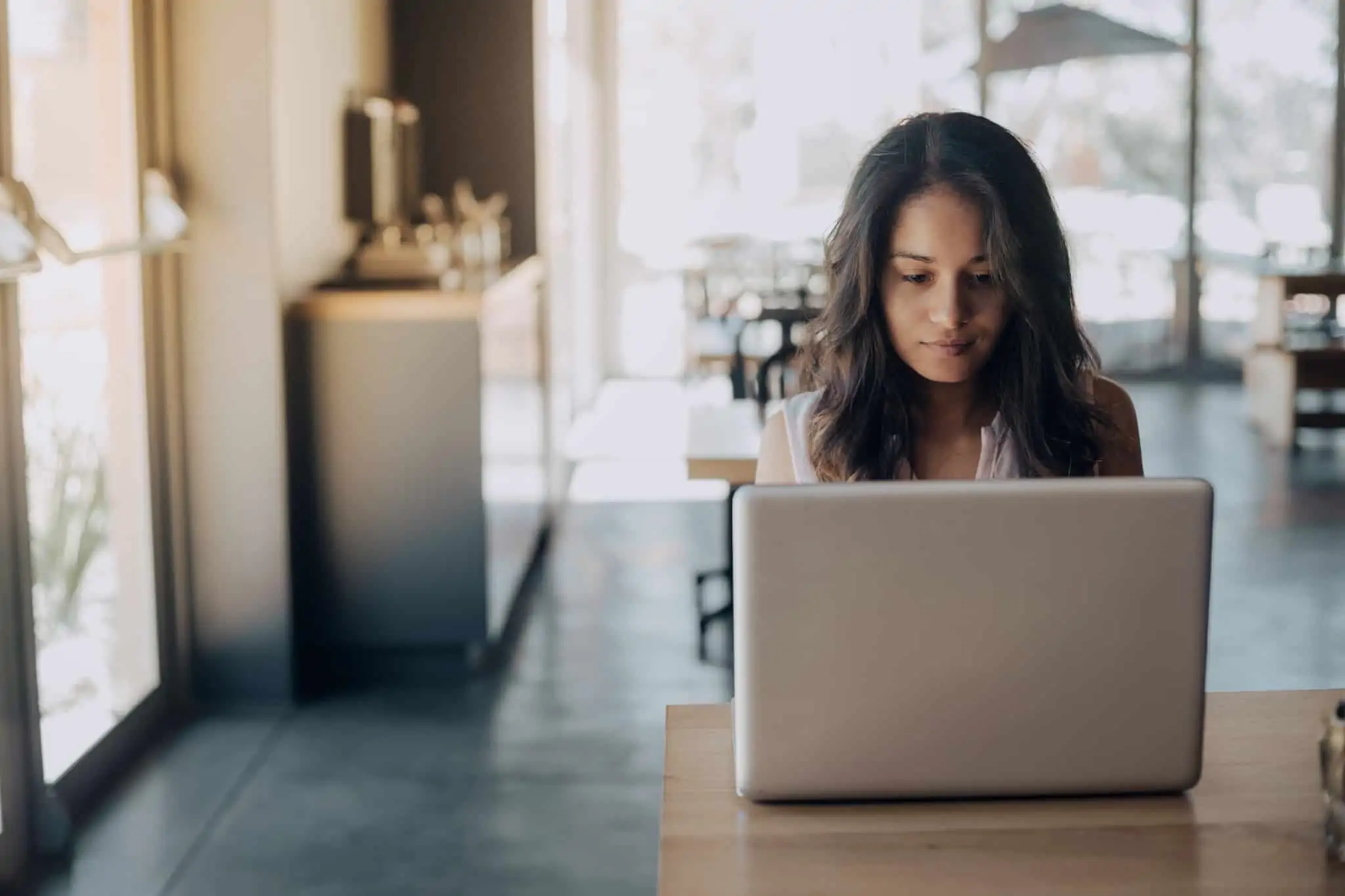 Carta de apresentação: Dicas para recém licenciados Jovem a trabalhar em como fazer um estudo de mercado para abrir uma empresa