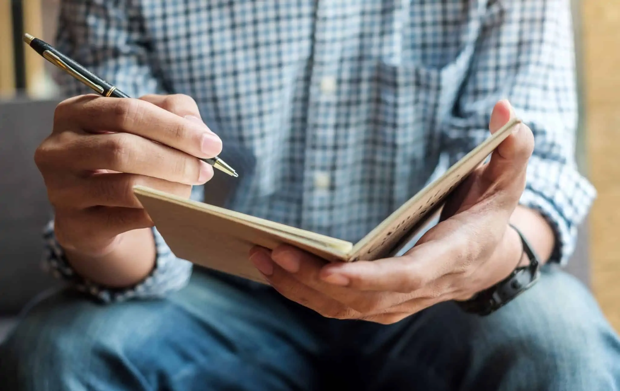 IRS e Segurança Social nas componentes do salário Trono de homem com caderno e caneta a evocar as componentes do salário