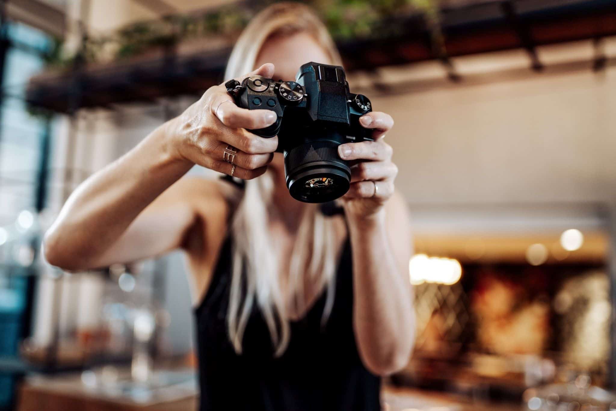 Trabalhadores independentes: apoio extraordinário tem de ser pedido ainda hoje Mulher cok máquina fotográfica à frente do rosto
