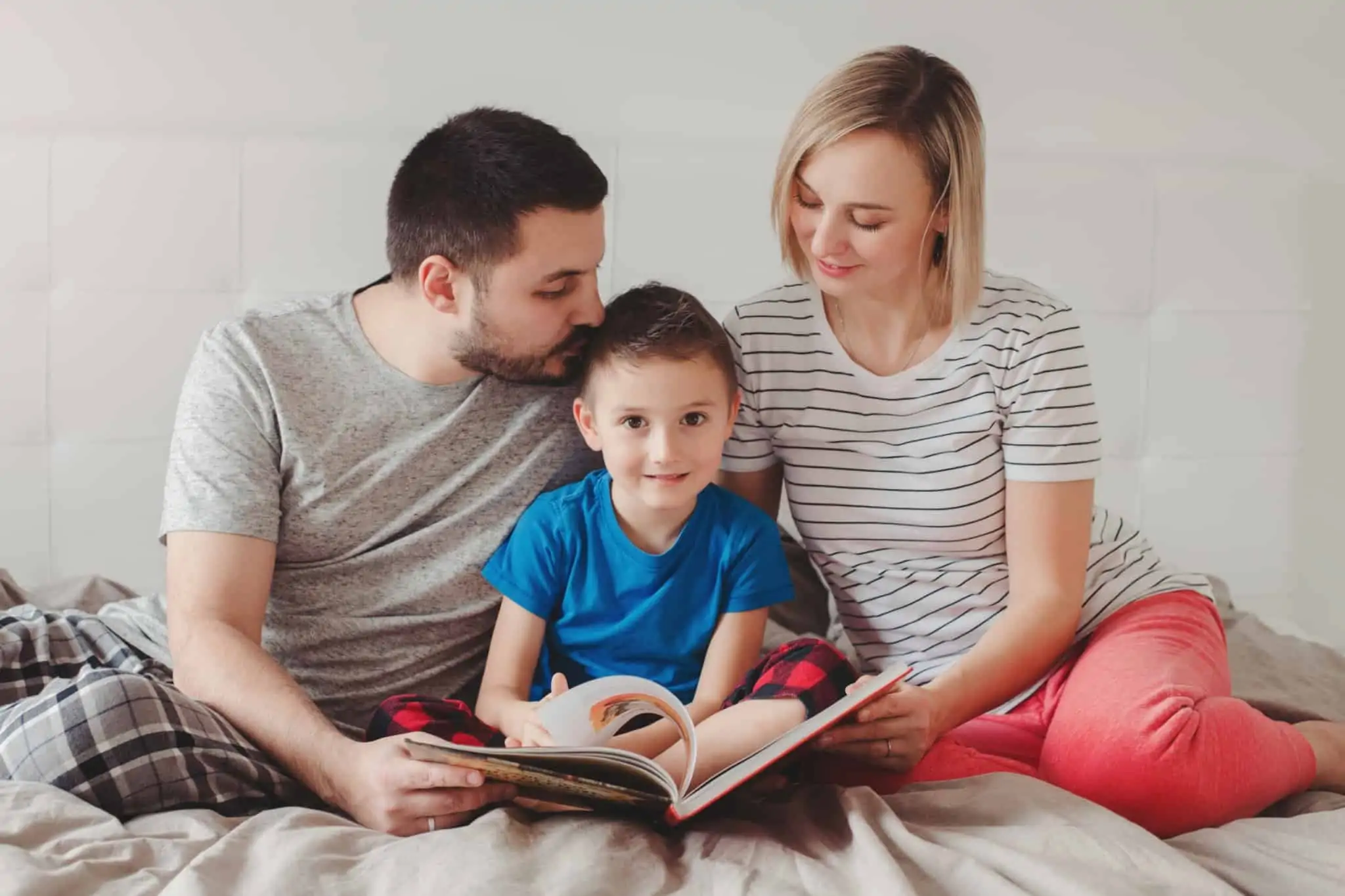 Literacia financeira para crianças: 8 livros que ajudam pais e filhos família a ler um livro