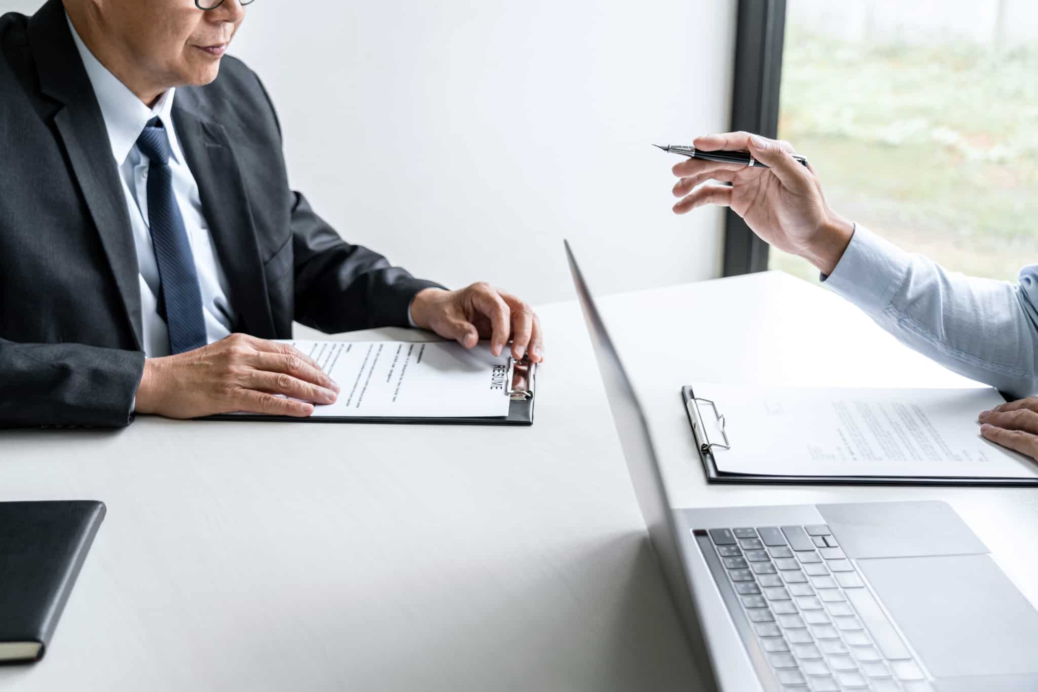 Está à procura de emprego depois dos 40? 8 dicas que podem ajudar homem, com mais de 40 anos e desempregado, está a ser entrevistado num processo de recrutamento