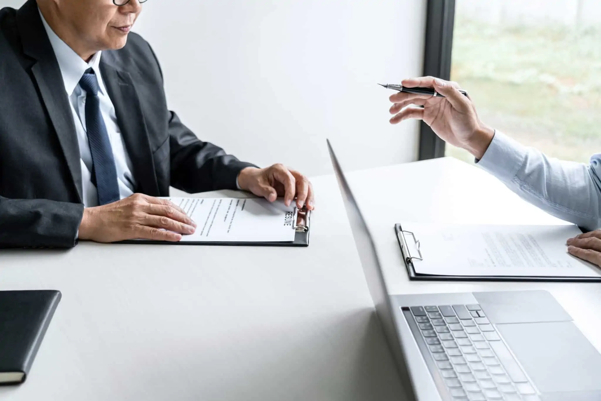 Está à procura de emprego depois dos 40? 8 dicas que podem ajudar homem, com mais de 40 anos e desempregado, está a ser entrevistado num processo de recrutamento