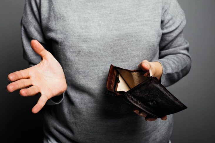 Mulher a procurar cartão que perdeu na carteira