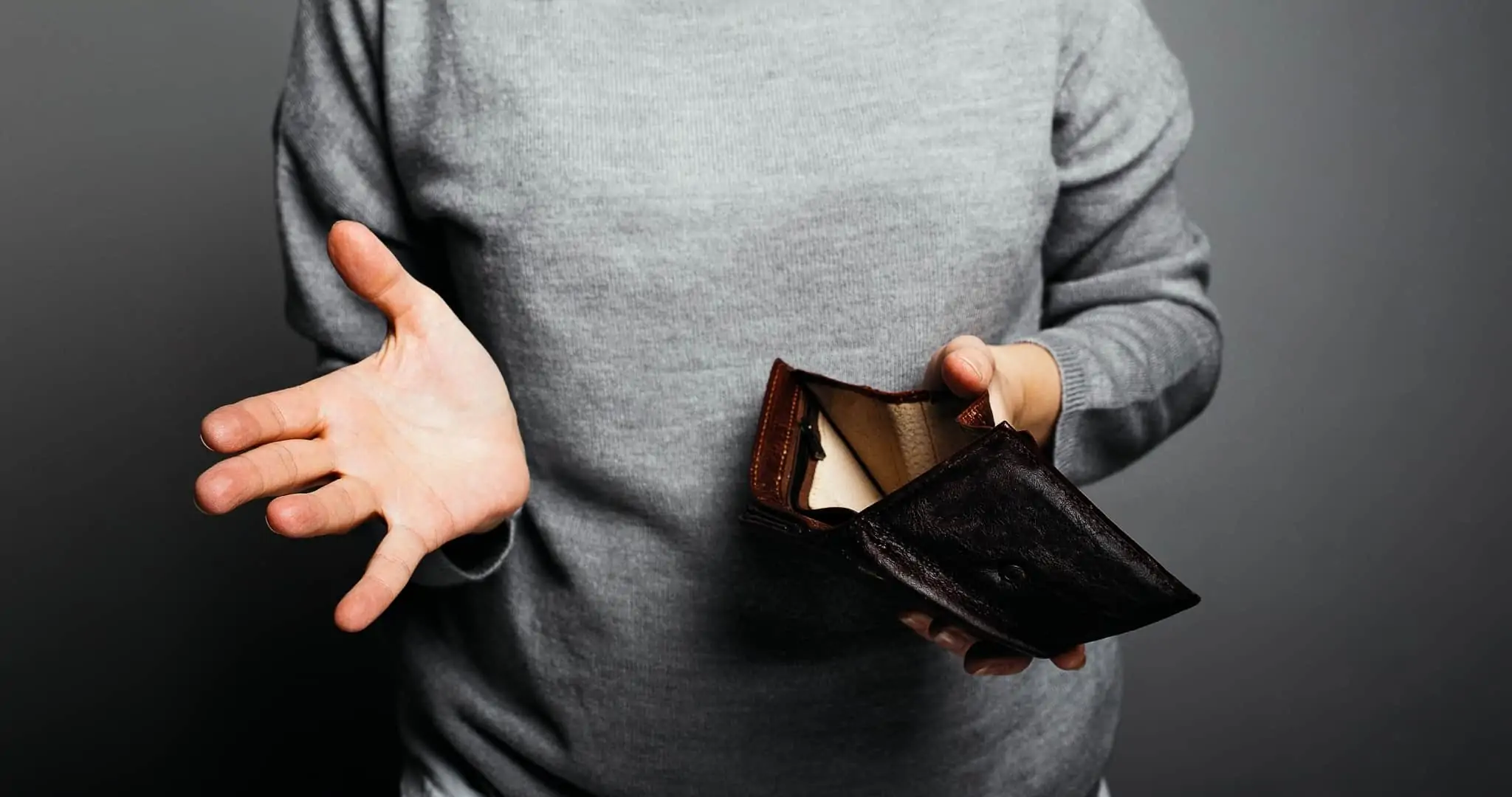Perdeu o cartão multibanco? Saiba o que deve fazer Mulher a procurar cartão que perdeu na carteira