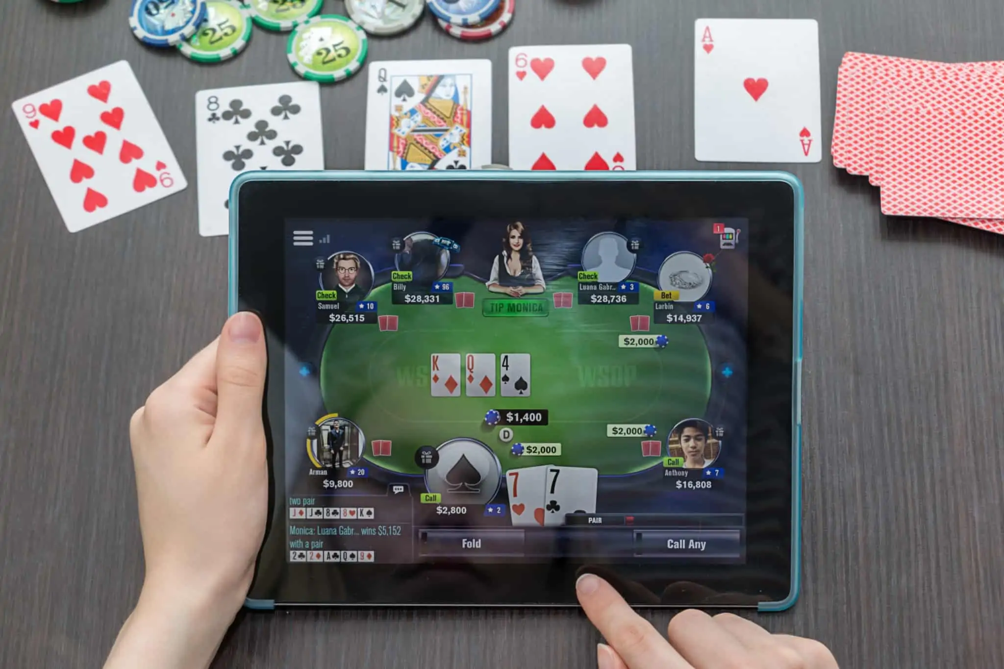 Casas de apostas online: Principais cuidados a ter para sua segurança apostas e jogos online ilustrados com ambiente em tablet e em mesa de casino