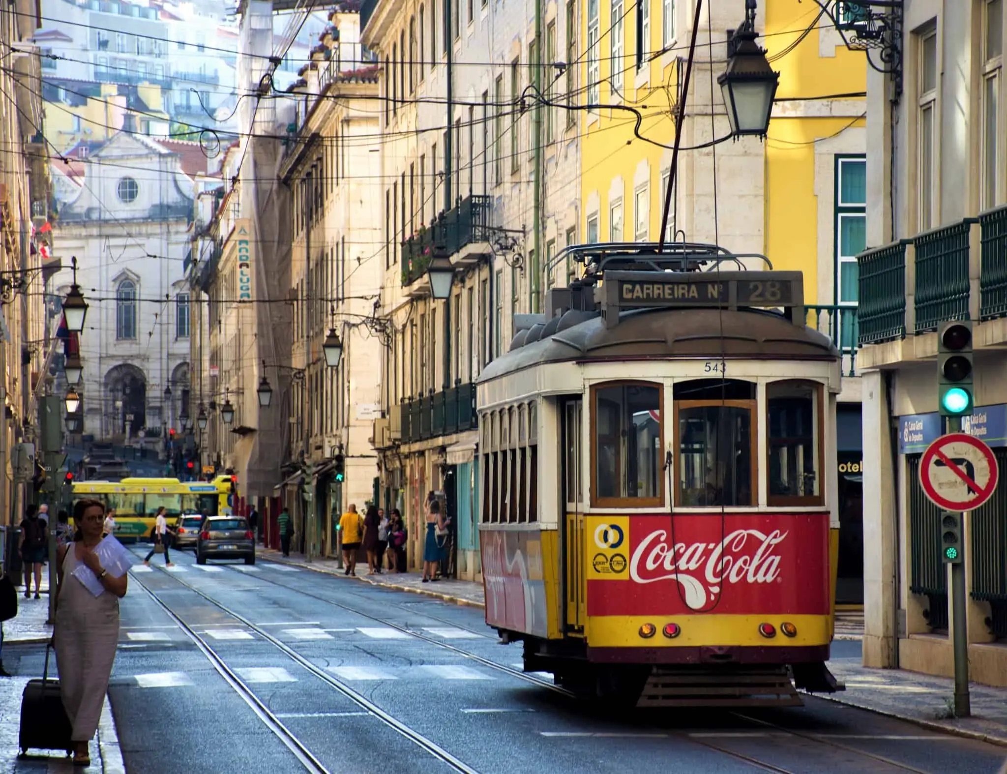 Usa transportes ou o seu carro? Saiba como poupar nas deslocações rua da Baixa em Lisboa, com muito transito e transportes públicos, ilustra como se pode poupar em deslocações